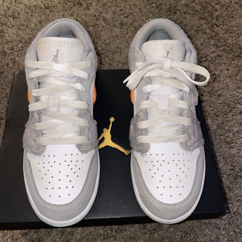 Air Jordan 1 Low SE (GS) Youth Size 4.5 EUC